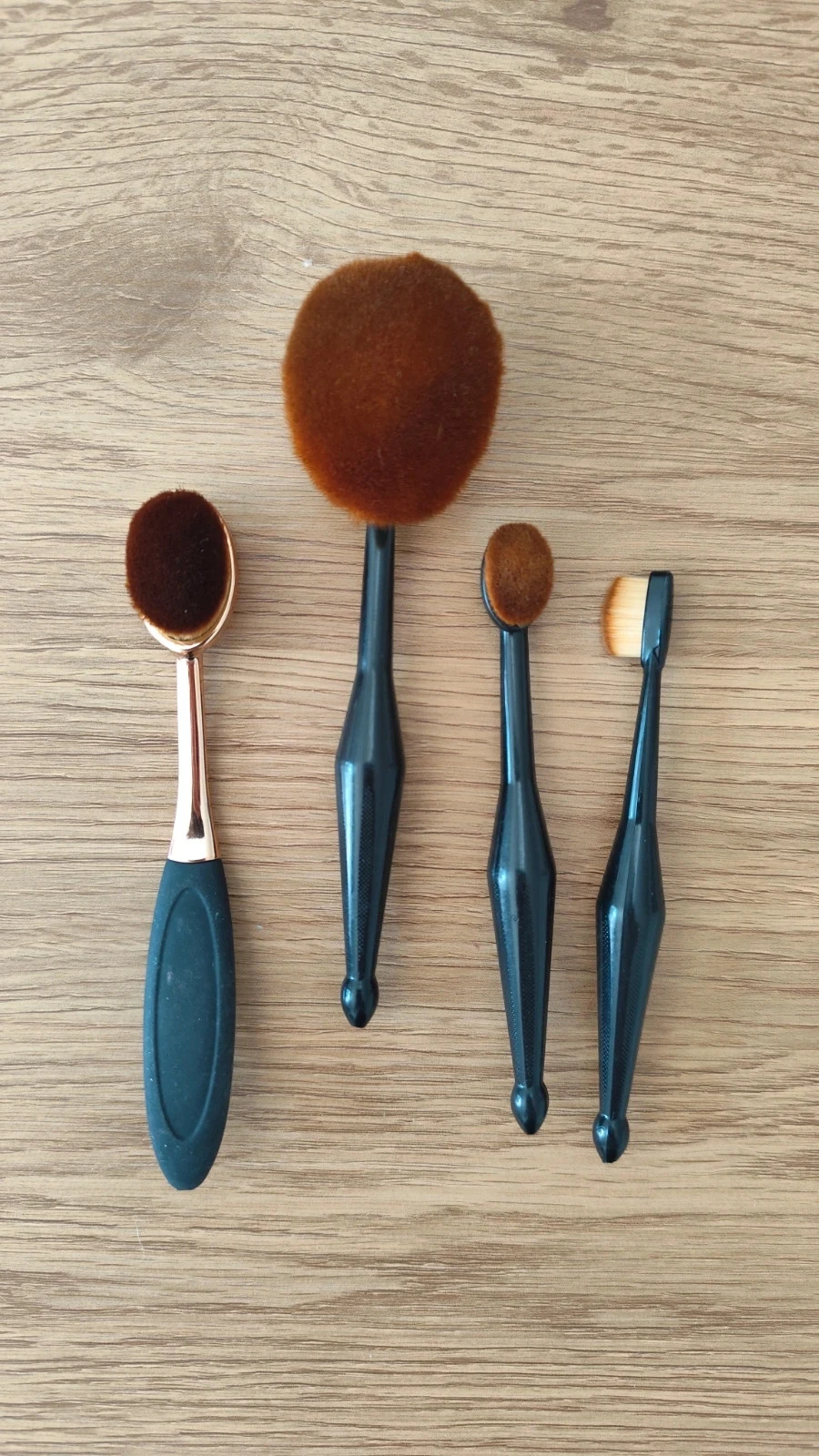 Ensemble de 4 pinceaux maquillage biseautées et ovales (pinceaux brosses) neufs teint et yeux